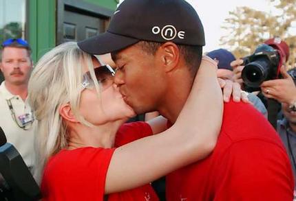 ex_tiger_woods_and_wife_kissing